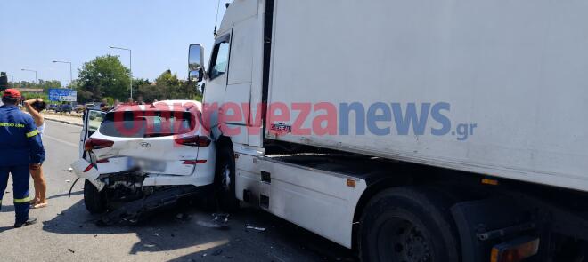 Φορτηγό συγκρούστηκε με τρία ΙΧ στην είσοδο της υποθαλάσσιας σήραγγας στο Άκτιο - onprevezanews.gr