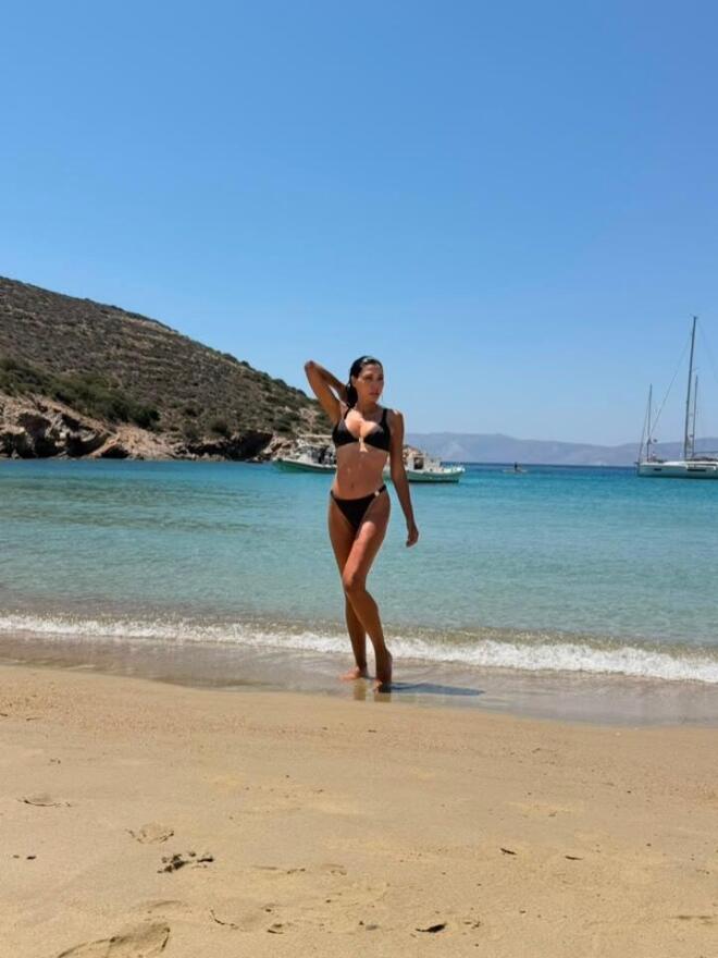 Ιωάννα Μπούκη: Οι πόζες με μαύρο μπικίνι στα κρυστάλλινα νερά