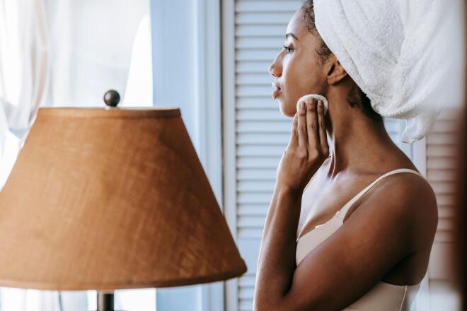 Πρωινή skincare ρουτίνα: Τα 5 βήματα περιποίησης που προτείνουν οι ειδικοί