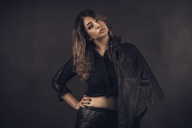 5 απλοί τρόποι για να κάνεις styling σε μια κλασική δερμάτινη φούστα