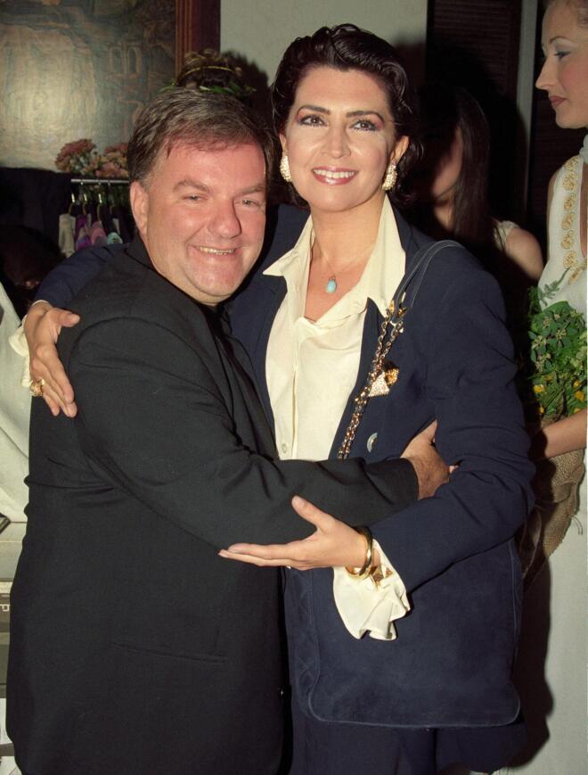 H Μιμή Ντενίση το 1994, ποζάρει χαμογελαστή με το σχεδιαστή μόδας Μιχάλη Ασλάνη / Φωτογραφία: NDP