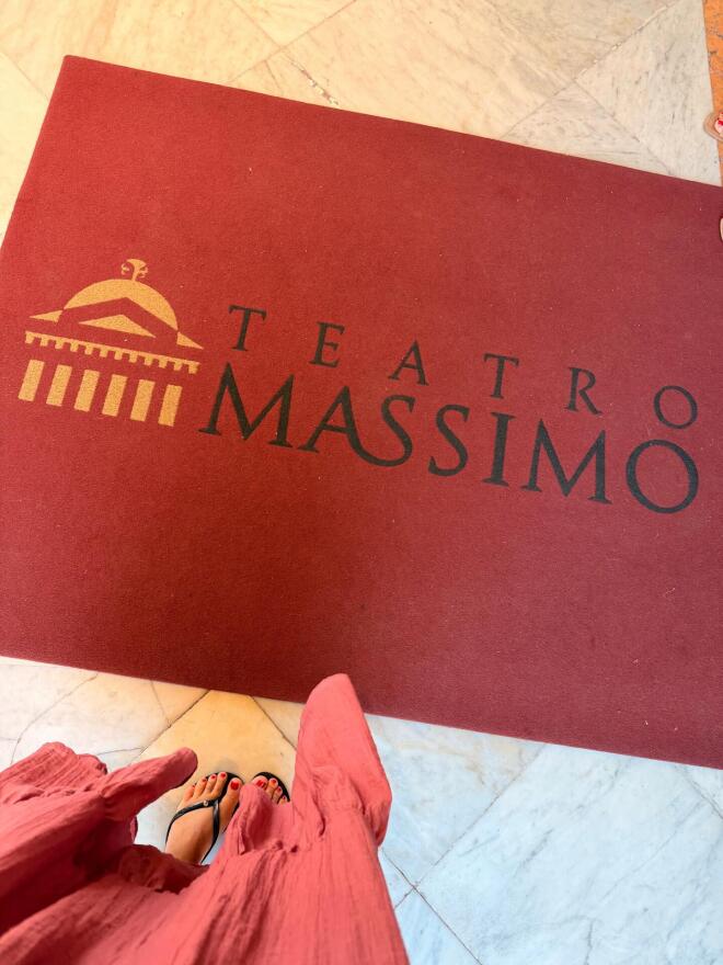 Μαρία Κορινθίου: Η επίσκεψη στο επιβλητικό Teatro Massimo