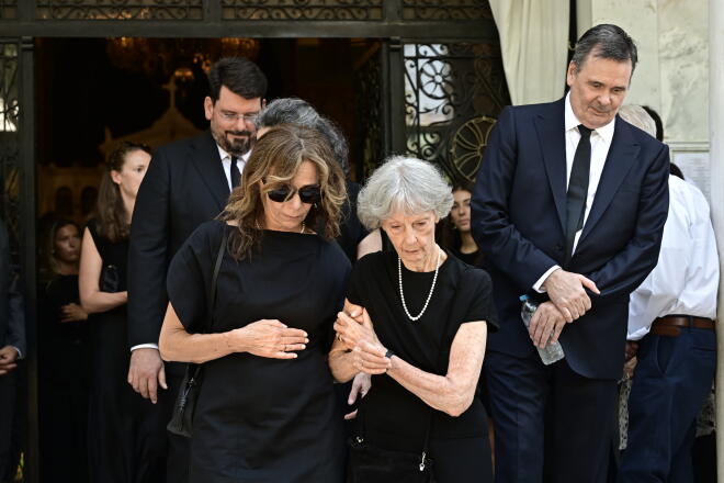 Σε κλίμα βαθιάς οδύνης η κηδεία του Στέφανου Μάνου: Ποιοι έδωσαν το «παρών»
