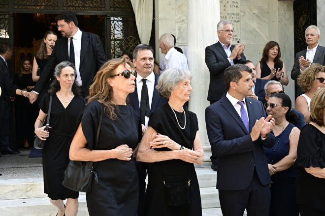 Σε κλίμα βαθιάς οδύνης η κηδεία του Στέφανου Μάνου: Ποιοι έδωσαν το «παρών»