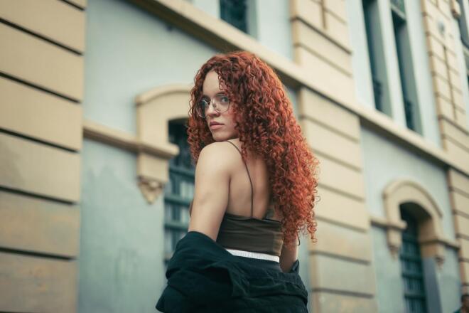 Έχεις σγουρά μαλλιά; Προσπάθησε να αποφύγεις αυτά τα κλασικά λάθη