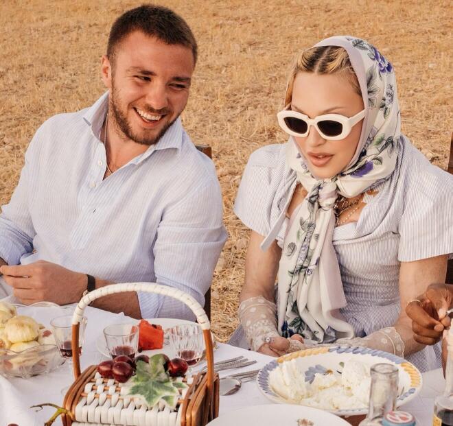Η Μαντόνα με τον γιο της Ρόκο στην Πάτμο