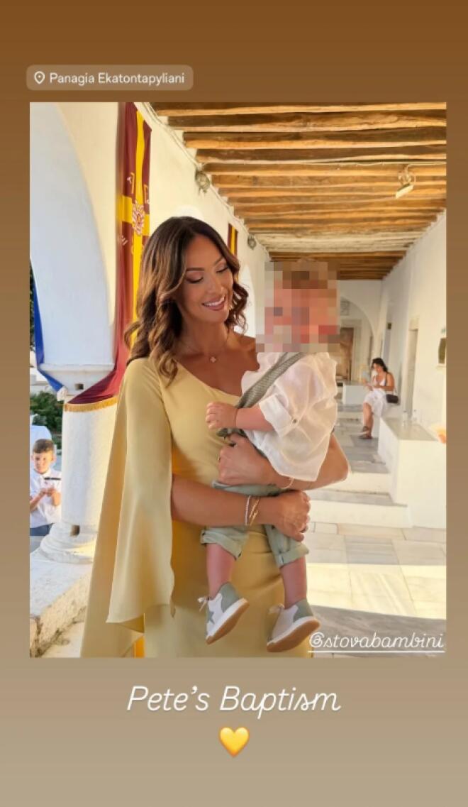 H Δώρα Παντέλη με τον γιο της στη βάπτισή του/ instagram