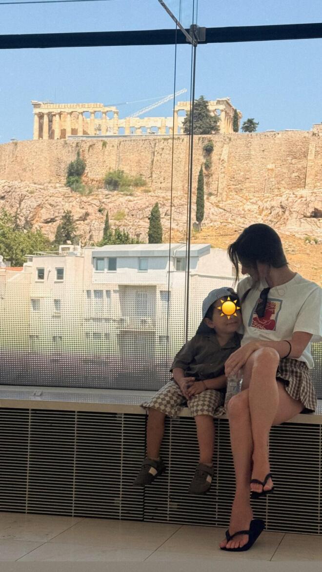 Η Χρύσα Μιχαλοπούλου με τον Κιμωνάκο και φόντο την Ακρόπολη