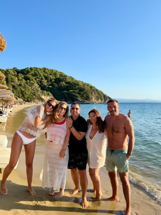 Η Δέσποινα Καμπούρη με τον Πάνο Κατσαρίδη και τον Κώστα Τσουρό σε παραλία της Σκιάθου/ instagram