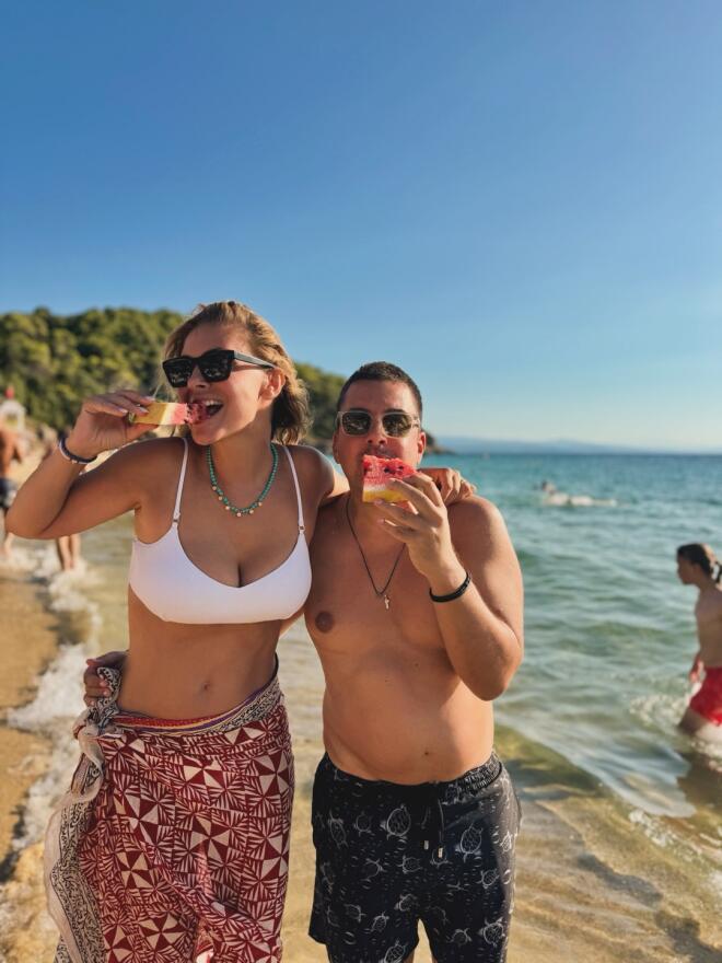 Η Δέσποινα Καμπούρη με τον Πάνο Κατσαρίδη σε παραλία της Σκιάθου/ instagram