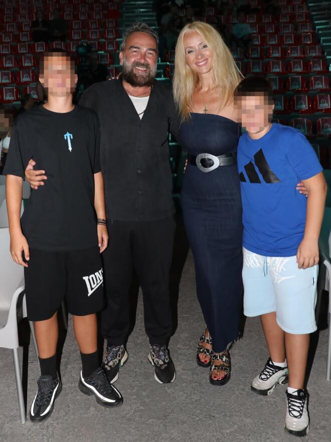 Ο Γρηγόρης Γκουντάρας και η Ναταλί Κάκκαβα με τους γιους τους Οδυσσέα και Μάρκο