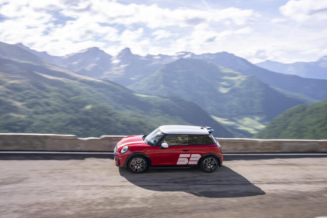 Το MINI 1965 Victory Edition τιμά την ιστορική νίκη στο Ράλι Μόντε Κάρλο