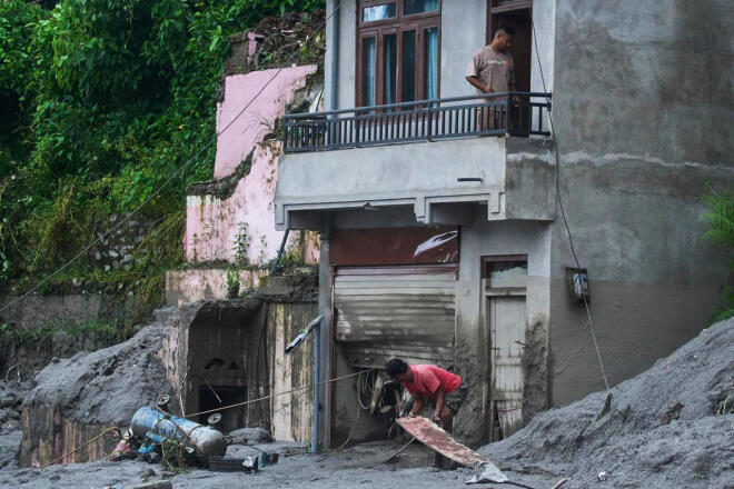 Νεπάλ: Στους 359 οι νεκροί - Συγκλονιστικές εικόνες από διασώσεις στη λάσπη