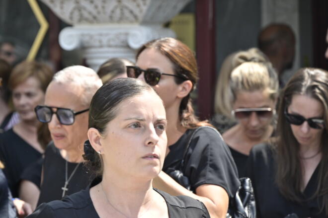 Kηδεία Δημήτρη Κόκοτα: H σύζυγός του, Κατερίνα Πετράκη/ Eurokinissi