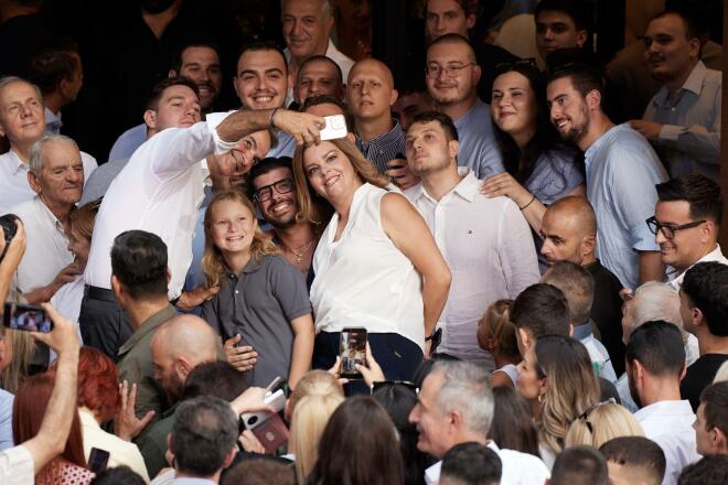 Ο Κ. Μητσοτάκης ενώ βγάζει σέλφι με πολίτες της Κοζάνης