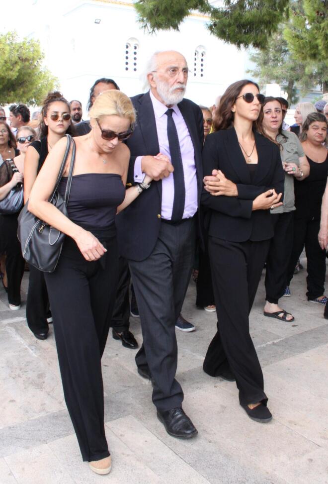 Η Μαρία Ελένη Λυκουρέζου με τον πατέρα της Αλέξανδρο Λυκουρόζο και την αδερφή της Μάρθα Κουτουμάνου, στην κηδεία της Ζωής Λάσκαρη