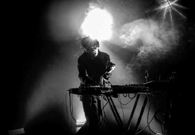 Mέσα στο σκοτάδι, έξω στη σιωπή: Ο Βuzz Kull στο Death Disco