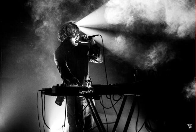 Mέσα στο σκοτάδι, έξω στη σιωπή: Ο Βuzz Kull στο Death Disco