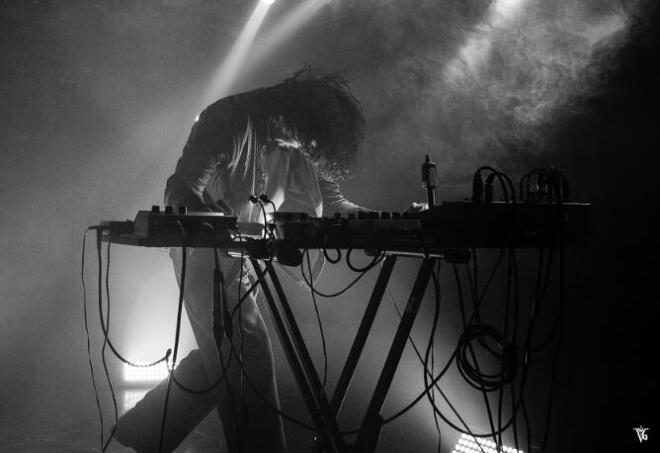 Mέσα στο σκοτάδι, έξω στη σιωπή: Ο Βuzz Kull στο Death Disco
