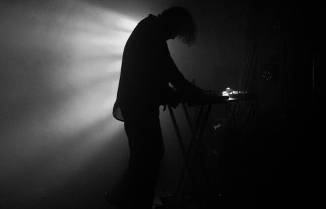 Mέσα στο σκοτάδι, έξω στη σιωπή: Ο Βuzz Kull στο Death Disco