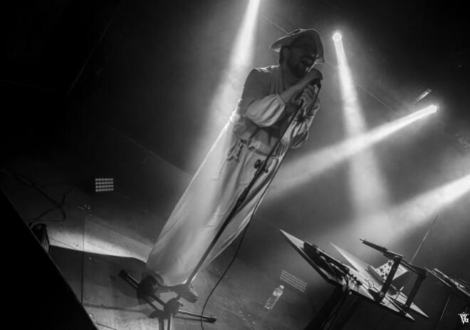 Mέσα στο σκοτάδι, έξω στη σιωπή: Ο Βuzz Kull στο Death Disco