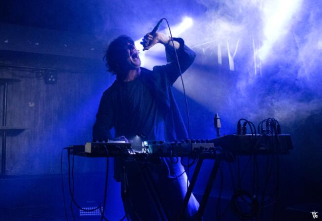 Mέσα στο σκοτάδι, έξω στη σιωπή: Ο Βuzz Kull στο Death Disco