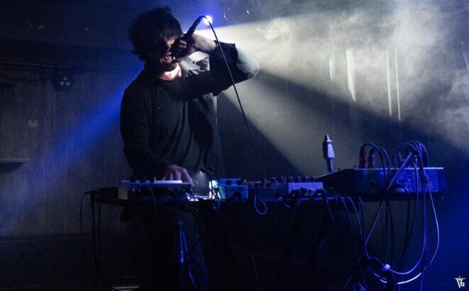 Mέσα στο σκοτάδι, έξω στη σιωπή: Ο Βuzz Kull στο Death Disco