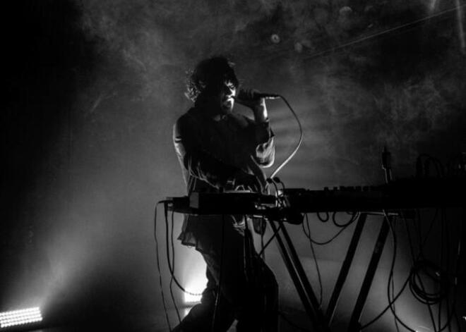 Mέσα στο σκοτάδι, έξω στη σιωπή: Ο Βuzz Kull στο Death Disco