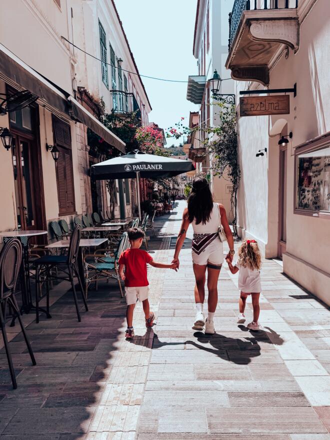 Η Βαλεντίνη Παπαδάκη σε μια χαλαρή βόλτα με τα παιδιά της