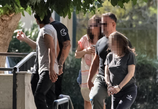 Οι κατηγορούμενοι για τη δολοφονία του βρέφους πηγαίνοντας στο γραφείο του ανακριτή