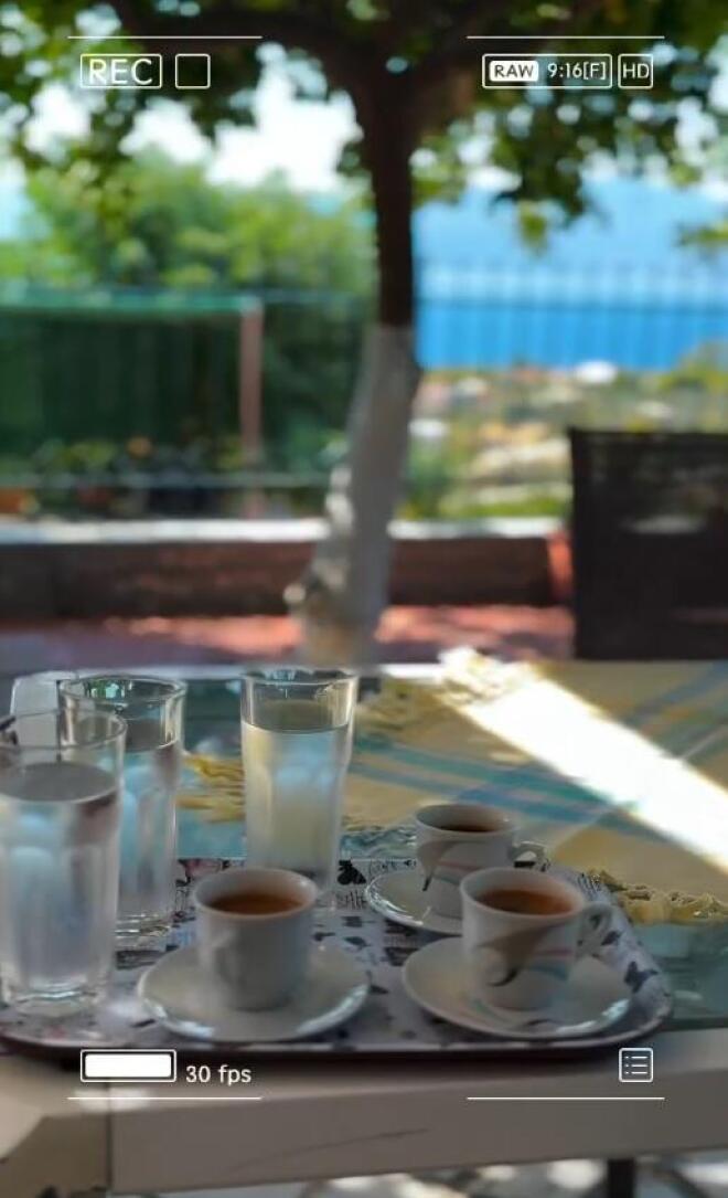 Όταν η Ζήνα Κουτσελίνη σου χτυπάει την πόρτα για τον πρώτο καφέ!
