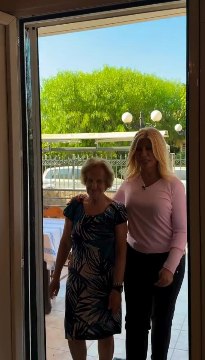Όταν η Ζήνα Κουτσελίνη σου χτυπάει την πόρτα για τον πρώτο καφέ!