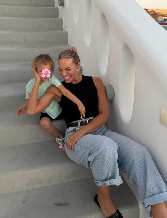 Η Ιωάννα Μαλέσκου με τη μικρή Μαρίλια στα σοκάκια της Μυκόνου