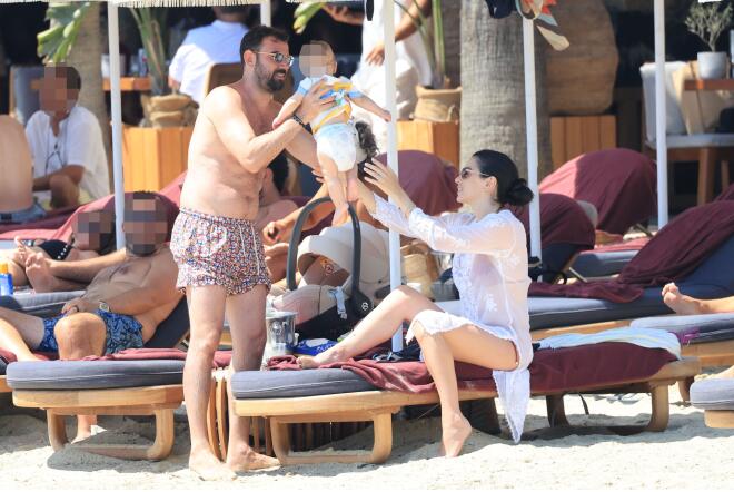 Νίκος Πολυδερόπουλος & Βαλασία Συμιακού με τον γιο τους στη Μύκονο/ NDP ΝΙΚΟΣ ΖΟΤΟΣ