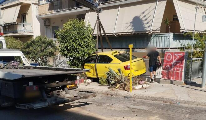 Ηλιούπολη: Παραβίασε ΣΤΟΠ και συγκρούστηκε με ταξί