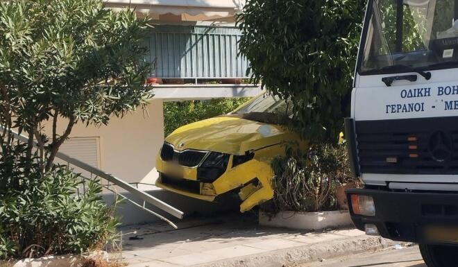 Τροχαίο Ηλιούπολη με ταξί και κλεμμένο ΙΧ