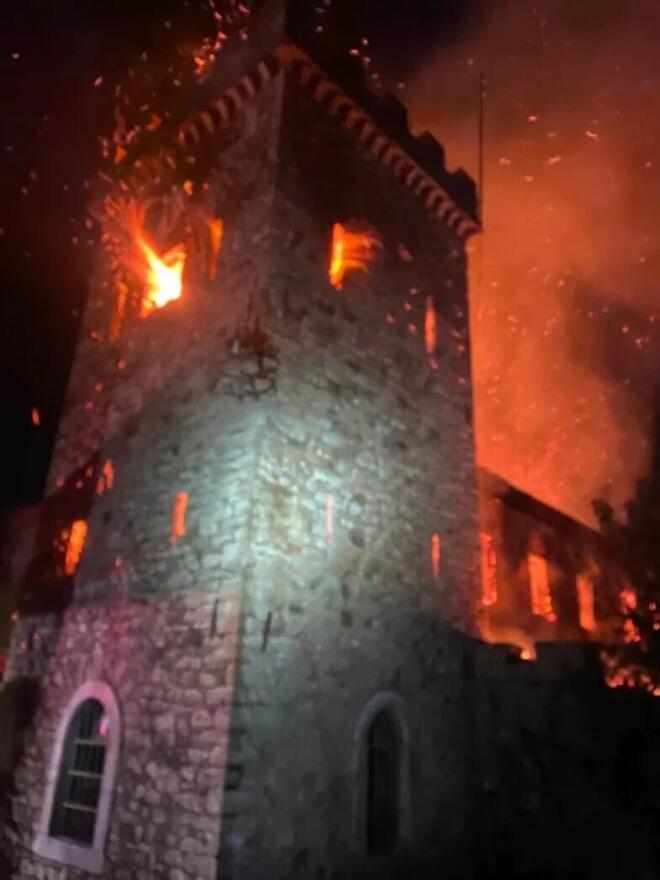 Από τη φωτιά καταστράφηκε ολοσχερώς το πέτρινο κτίριο της οινοποιίας - φωτογραφία Ανδρέας Δούβρης - thebest.gr