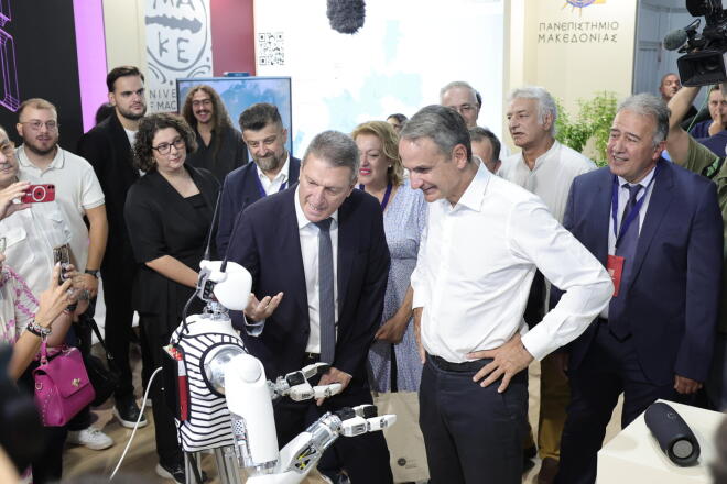Το ρομπότ κίνησε το ενδιαφέρον του πρωθυπουργού