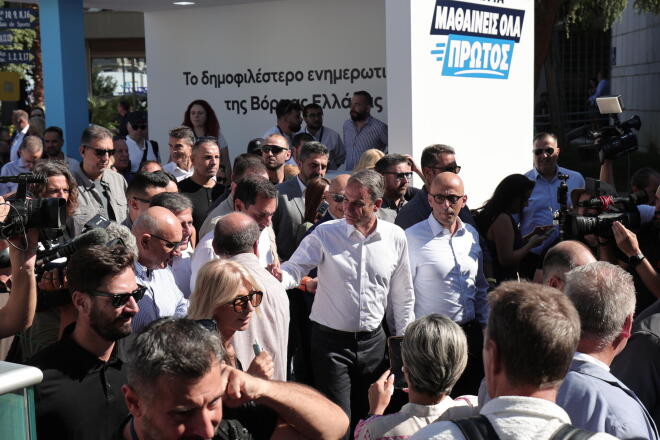 Κατά την ξενάγησή του στα περίπτερα της ΔΕΘ ο πρωθυπουργός συνομίλησε με πολίτες
