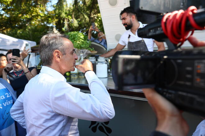 Ο Κυριάκος Μητσοτάκης δοκίμασε και αφιλτράριστη ρετσίνα