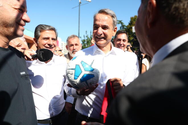 Η ομάδα του Απόλλωνα Καλαμαριάς χάρισε στον πρωθυπουργό μια ποδοσφαιρική μπάλα