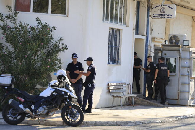 Διασωληνωμένος νοσηλεύεται ο 31χρονος  που εισέβαλε με μαχαίρι στο ΑΤ Μάνδρας