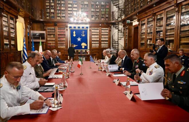 Πριν από την υπογραφή της Εφαρμοστικής Ρύθμισης, ο κ. Δένδιας και ο κ. Κροσέτο είχαν συνάντηση στο υπουργείο Άμυνας της αιώνιας πόλης