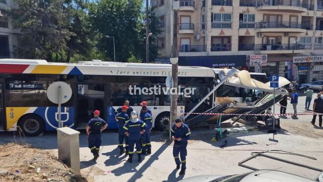 Το λεωφορείο έπεσε πάνω στην στάση, όπου περίμεναν πολίτες