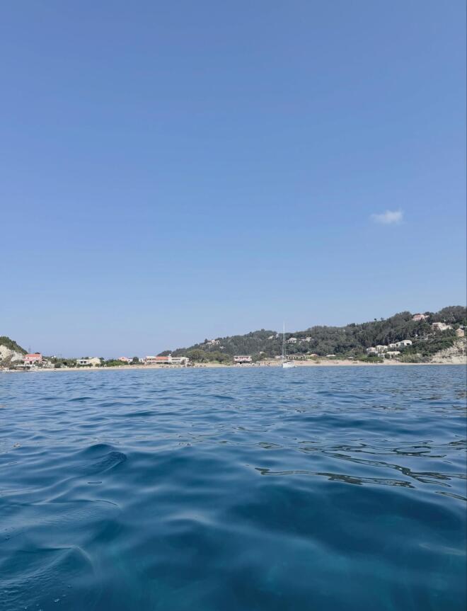 Η παρουσιάστρια δε χορταίνει τη θάλασσα