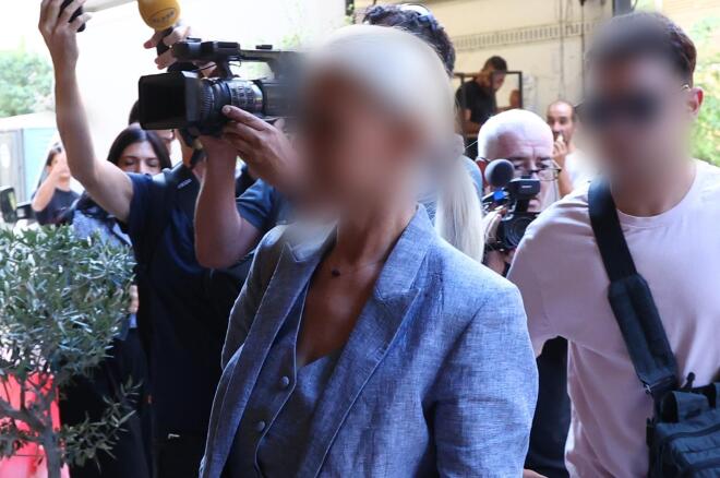 Η γιατρός που έκανε τη θεραπεία στον Γιώργο Μαζωνάκη φέρεται να κατέθεσε ότι ο τραγουδιστής έφτασε στο ιατρείο της σε κατάσταση υπερδιέγερσης και μπέρδευε τα λόγια του