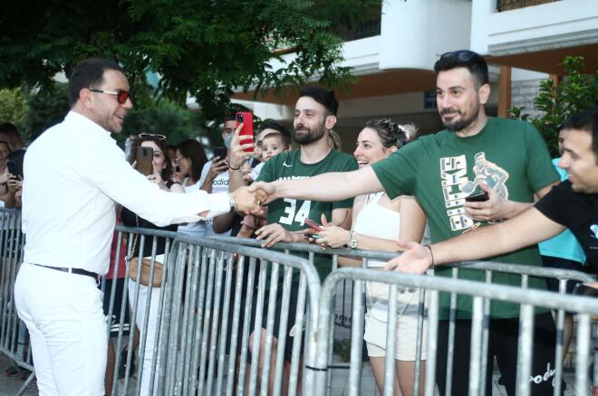 Γιώργος Μαζωνάκης: Το «αντίο» Ολυμπιακού και Ιωνικού στον τραγουδιστή