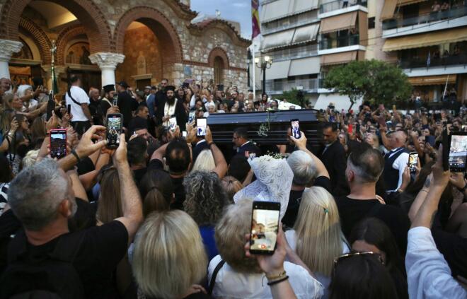 Γιώργος Μαζωνάκης: Το πλήθος στη Νίκαια ζητά απαντήσεις – «Γιατί, Γιώργο;»