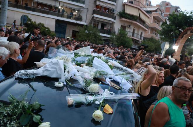 Γιώργος Μαζωνάκης: Το πλήθος στη Νίκαια ζητά απαντήσεις – «Γιατί, Γιώργο;»