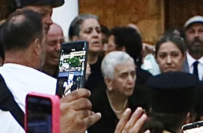 Σπάραξε ο πατέρας του Γιώργου Μαζωνάκη στην εκκλησία/ NDPPHOTO / ΑΝΔΡΕΑΣ ΝΙΚΟΛΑΡΕΑΣ